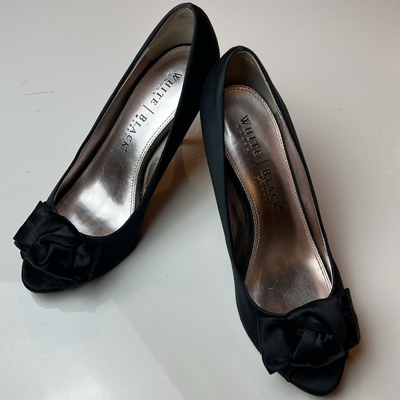 🖤WHITE HOUSE BLACK MARKET BLACK SATIN 4” OPEN TOE HEELS WITH BOW SIZE 7🖤 - Picture 1 of 16